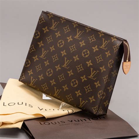 louis vuitton toiletry pouch 26 insert with chain|Louis Vuitton monogram toiletry pouch.